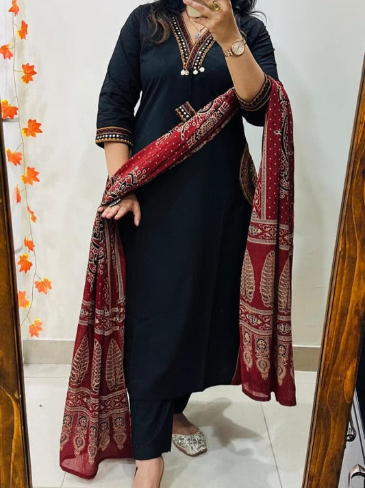 Elegant Black Ethnic Kurta Set with Printed Dupatta